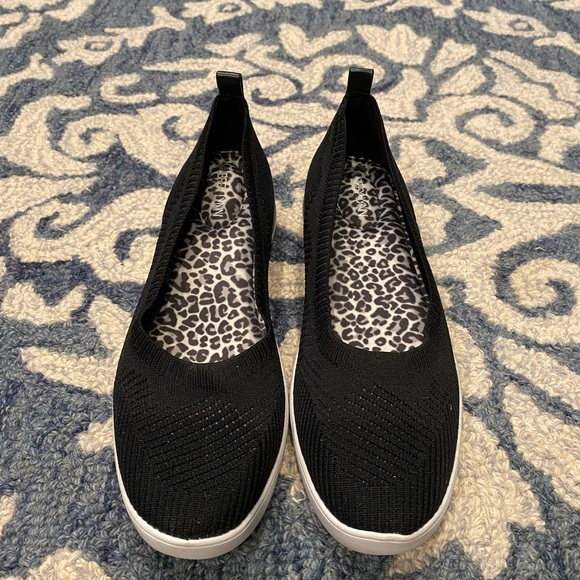 Aubrey Lynn Shoes - Aubrey Lynn women’s black slip on sneakers in size 10